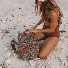 Load image into Gallery viewer, Daisy Cooler Bag - Cinnamon
